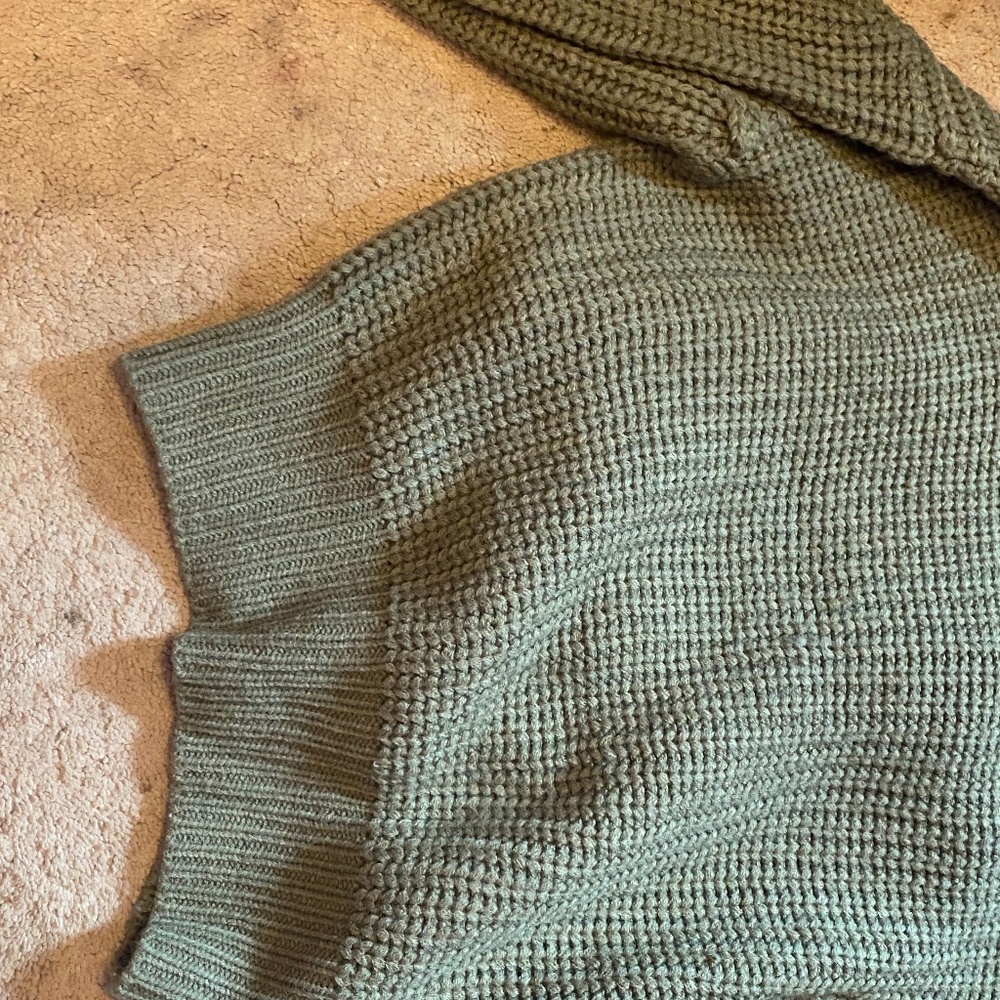 Super cute dark green emerald sweater !